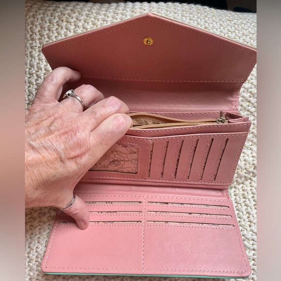 🆕 LOVE’S Wallet - Picture 3 of 4